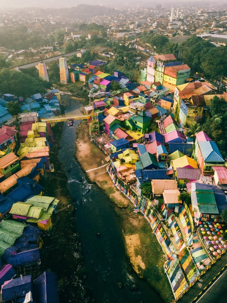 fotografia ad alto angolo di case dal tetto dipinte di arcobaleno