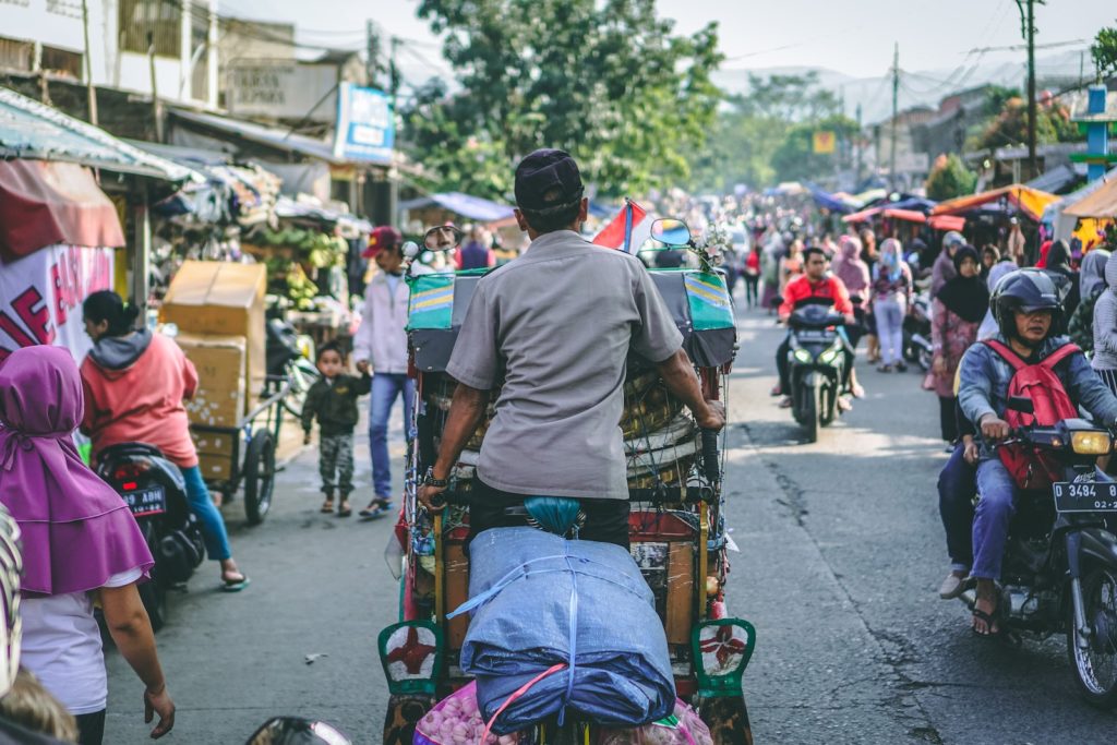 Fotografía selectiva del hombre pedaleando un carro.