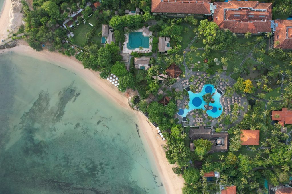 Ein Vogelblick auf ein Resort auf einer tropischen Insel